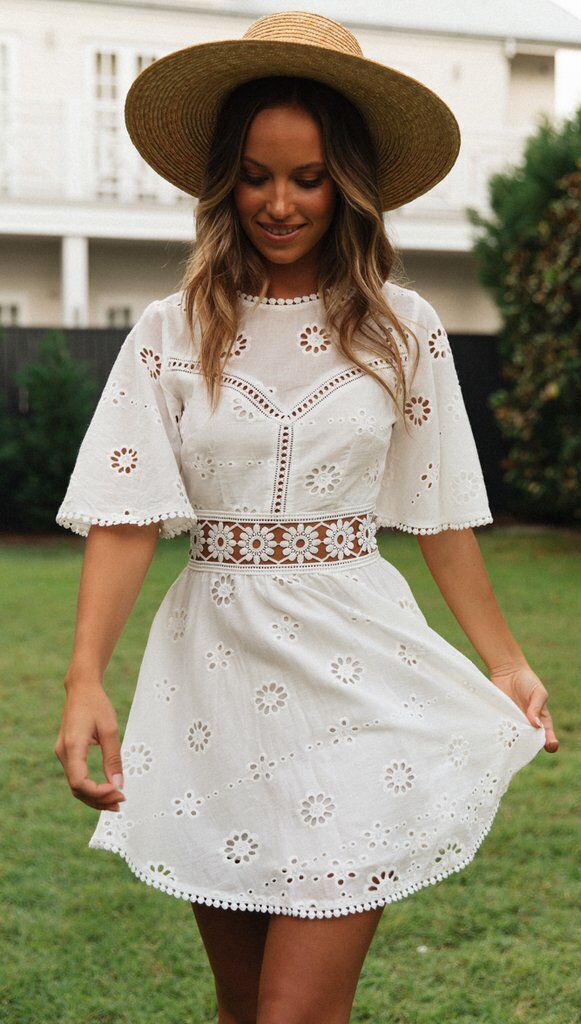 Keyla – Backless Bell-Sleeve Dress