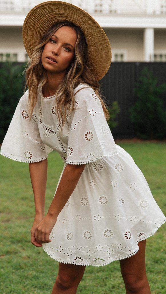 Keyla – Backless Bell-Sleeve Dress